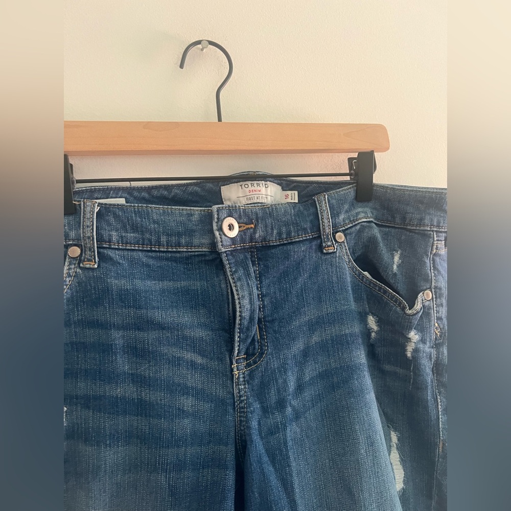 Torrid Boyfriend Crop Jeans Size 16 Distressed Ripped Blue Denim - Picture 2 of 6